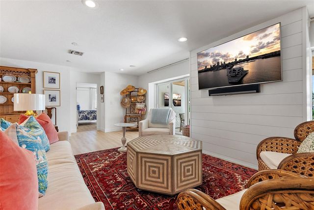 1112 38TH AVENUE NE, St Petersburg, FL 33704