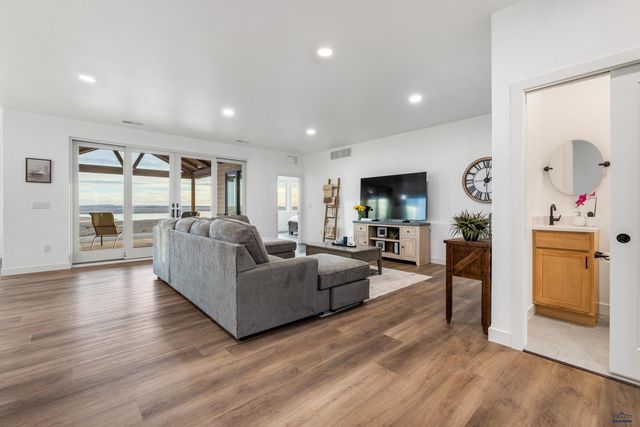 13307 SUNUP LN, Hot Springs, SD 57747