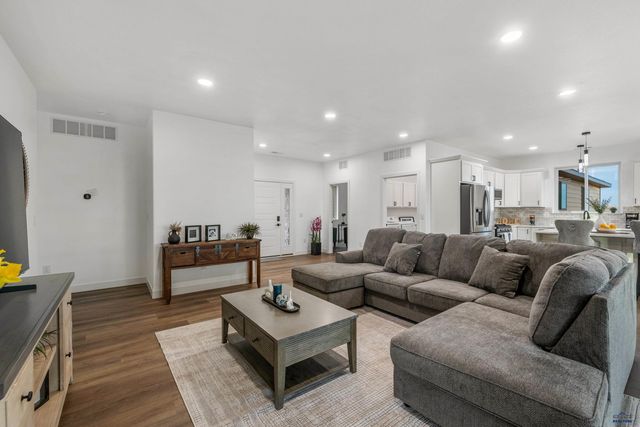 13307 SUNUP LN, Hot Springs, SD 57747