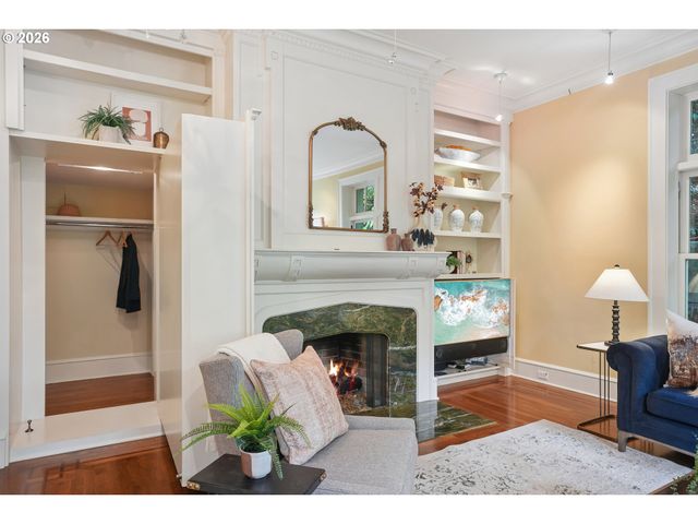 4391 Sw TERWILLIGER Blvd, Portland, OR 97239