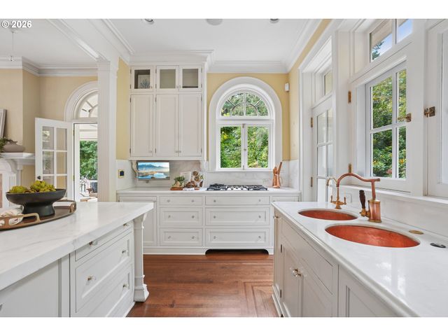 4391 Sw TERWILLIGER Blvd, Portland, OR 97239