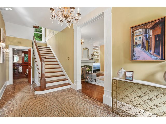 4391 Sw TERWILLIGER Blvd, Portland, OR 97239