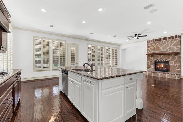 4604 GOLDEN MEW Drive, Carrollton, TX 75010