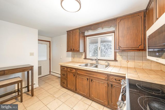 7 OAKWOOD CIR, Camp Hill, PA 17011