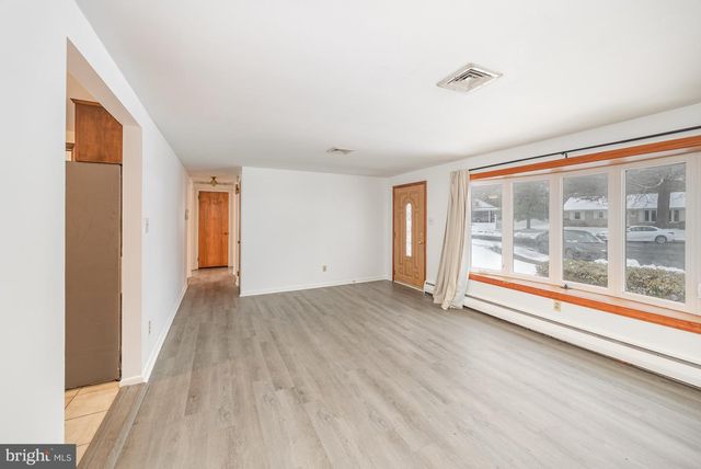 7 OAKWOOD CIR, Camp Hill, PA 17011