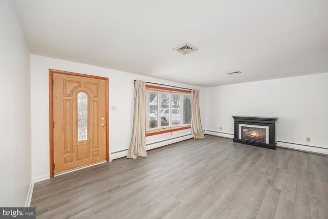 7 OAKWOOD CIR, Camp Hill, PA 17011