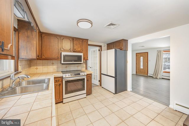 7 OAKWOOD CIR, Camp Hill, PA 17011