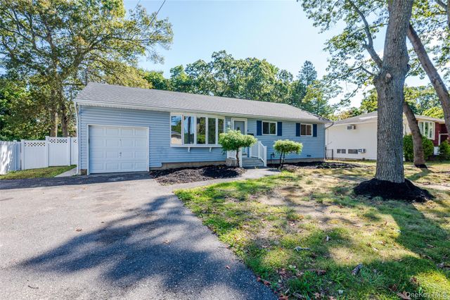 1139 Waverly Avenue, Farmingville, NY 11738