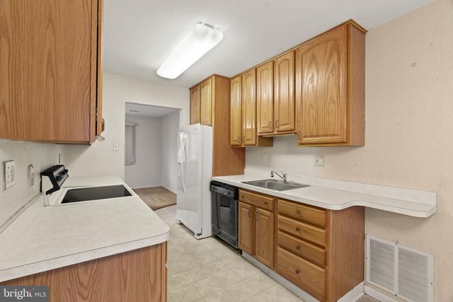 16 E BLUEBELL LN, Mount Laurel, NJ 08054