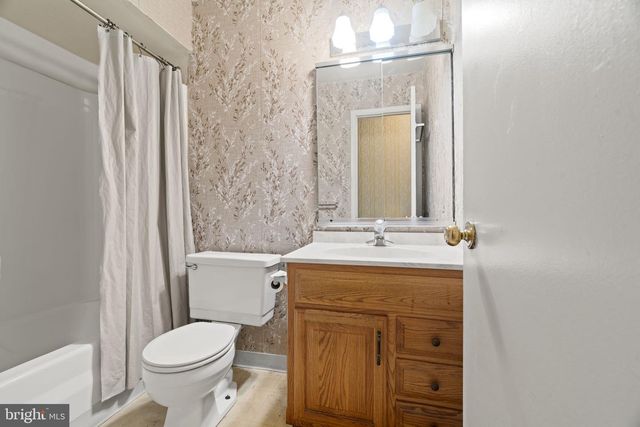 16 E BLUEBELL LN, Mount Laurel, NJ 08054