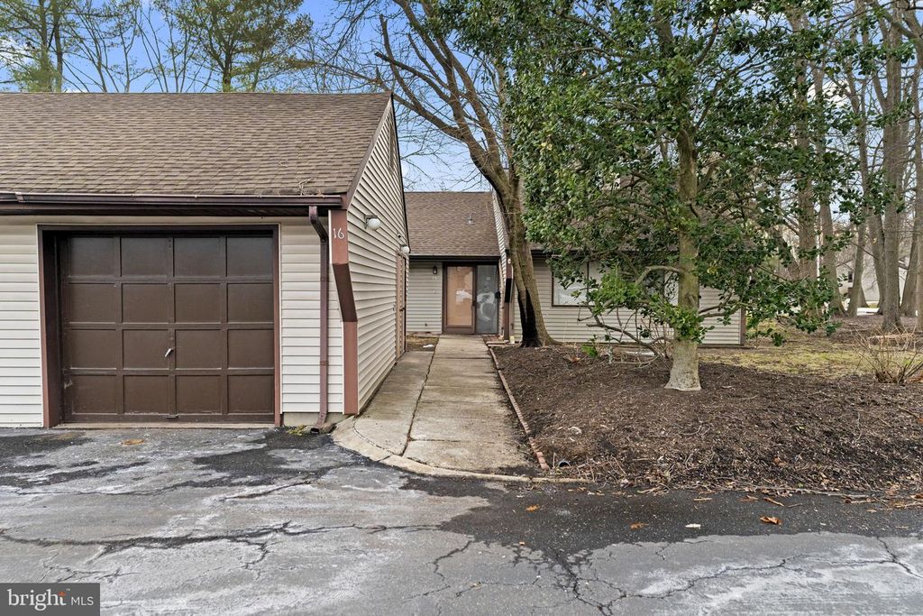 16 E BLUEBELL LN, Mount Laurel, NJ 08054