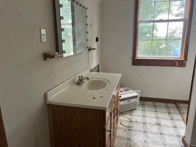 925 W Powers Street, Muncie, IN 47303