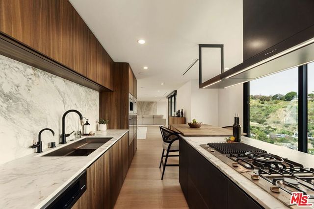 2422 Apollo Drive, Los Angeles, CA 90046