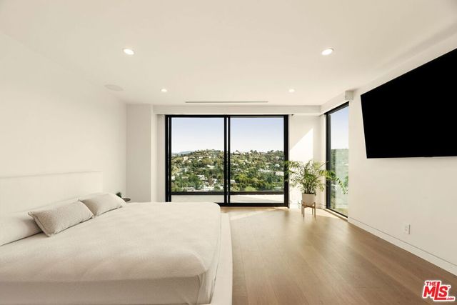 2422 Apollo Drive, Los Angeles, CA 90046