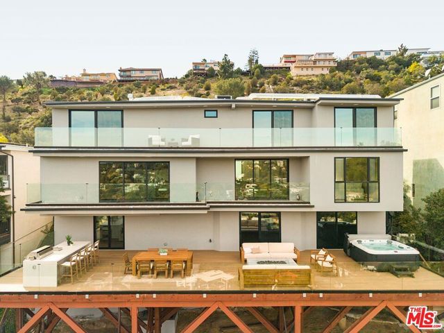 2422 Apollo Drive, Los Angeles, CA 90046