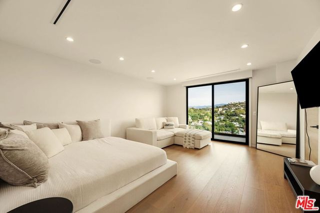 2422 Apollo Drive, Los Angeles, CA 90046