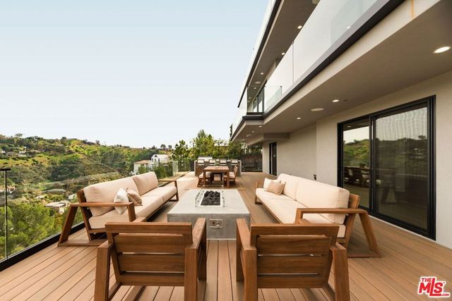 2422 Apollo Drive, Los Angeles, CA 90046