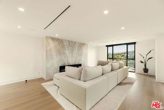 2422 Apollo Drive, Los Angeles, CA 90046