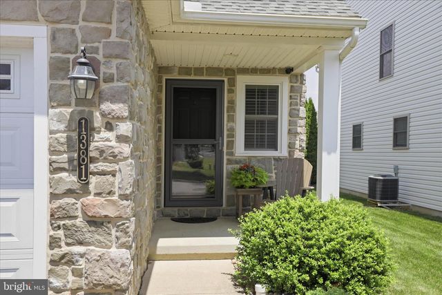 1381 FIELDSTONE DR, Mount Joy, PA 17552