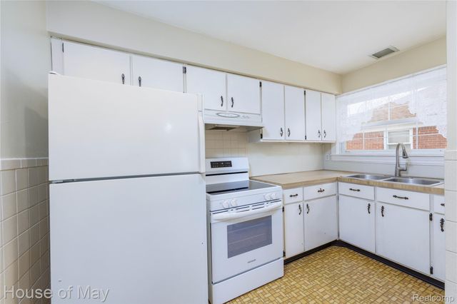 6640 Gahona Avenue, Allen Park, MI 48101