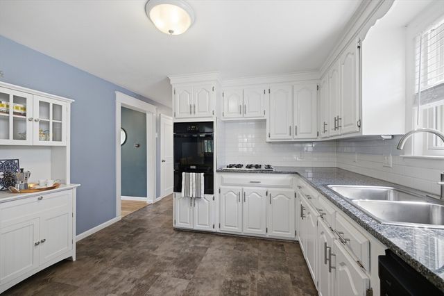 9 Claude Rd, Chelmsford, MA 01824
