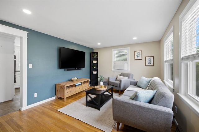 9 Claude Rd, Chelmsford, MA 01824