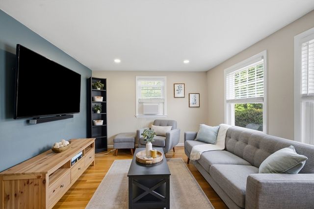 9 Claude Rd, Chelmsford, MA 01824