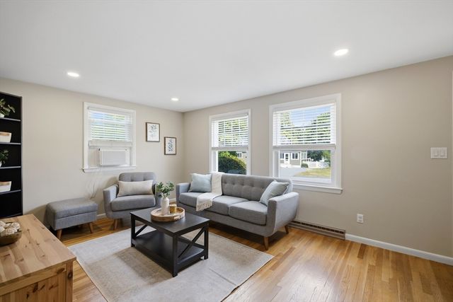 9 Claude Rd, Chelmsford, MA 01824