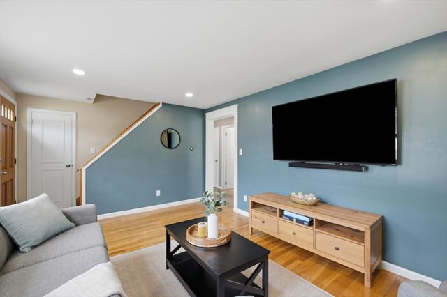 9 Claude Rd, Chelmsford, MA 01824