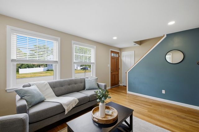 9 Claude Rd, Chelmsford, MA 01824