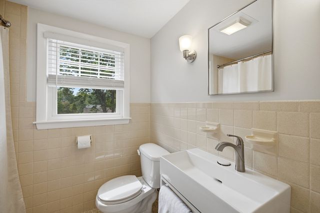 9 Claude Rd, Chelmsford, MA 01824
