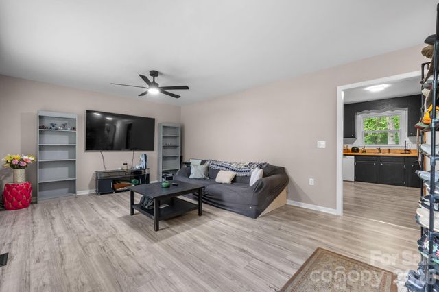 2120 40th Avenue Court NE, Hickory, NC 28601