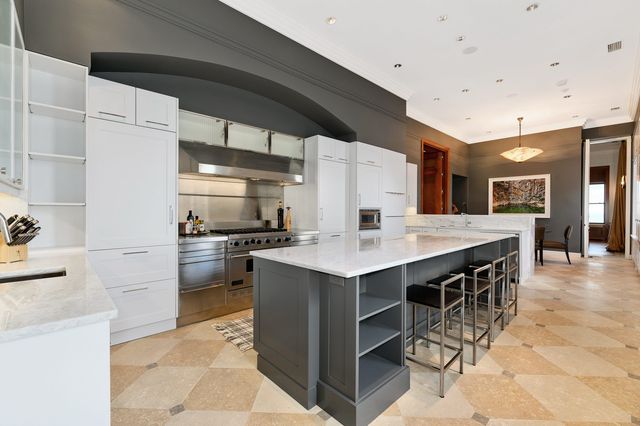 189 E LAKE SHORE Drive PH18, Chicago, IL 60611