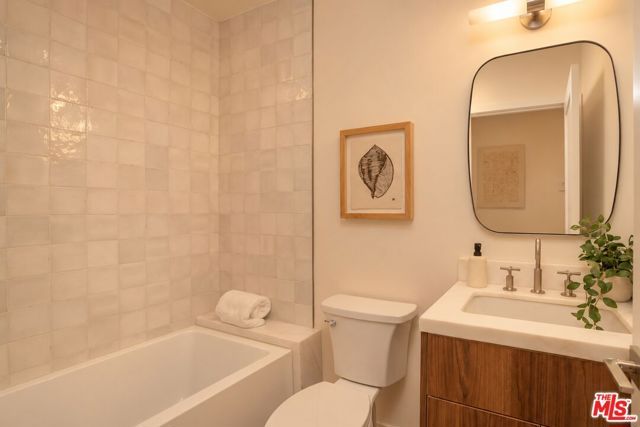 7508 Rosewood Avenue, Los Angeles, CA 90036