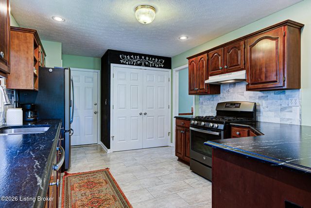 1415 Cadet Ct, Louisville, KY 40222