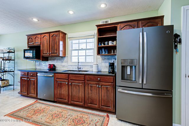 1415 Cadet Ct, Louisville, KY 40222