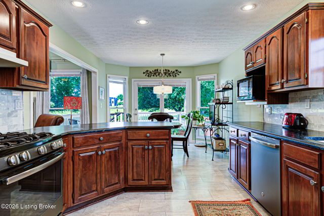 1415 Cadet Ct, Louisville, KY 40222