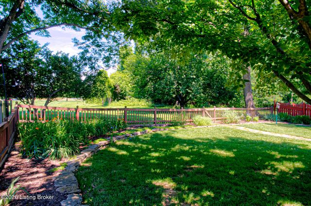 1415 Cadet Ct, Louisville, KY 40222