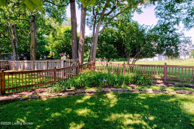 1415 Cadet Ct, Louisville, KY 40222