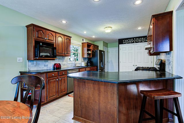 1415 Cadet Ct, Louisville, KY 40222
