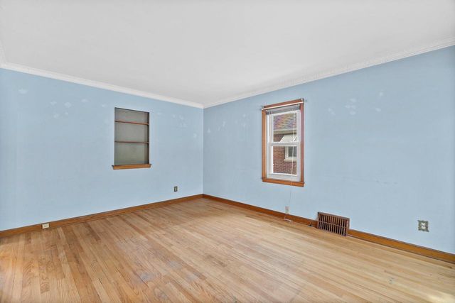 8924 W Lincoln AVENUE, West Allis, WI 53227