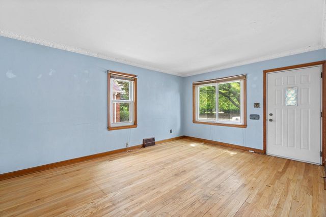 8924 W Lincoln AVENUE, West Allis, WI 53227