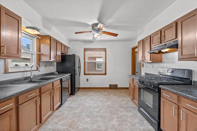 8924 W Lincoln AVENUE, West Allis, WI 53227