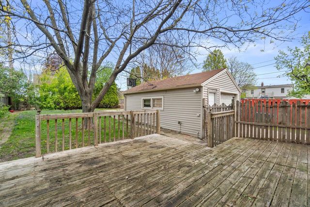 8924 W Lincoln AVENUE, West Allis, WI 53227