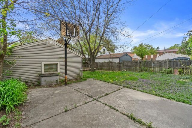 8924 W Lincoln AVENUE, West Allis, WI 53227