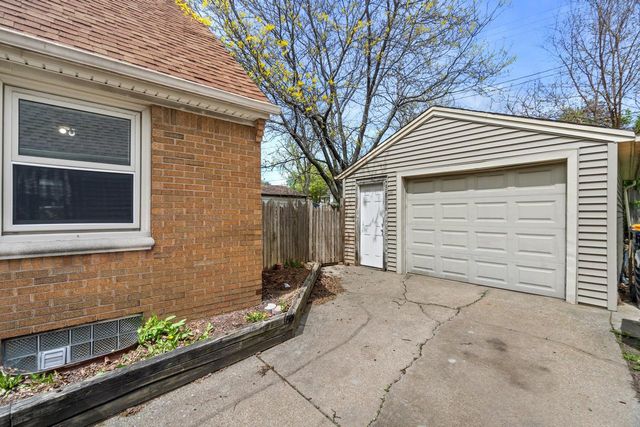 8924 W Lincoln AVENUE, West Allis, WI 53227