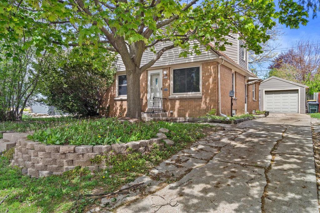 8924 W Lincoln AVENUE, West Allis, WI 53227