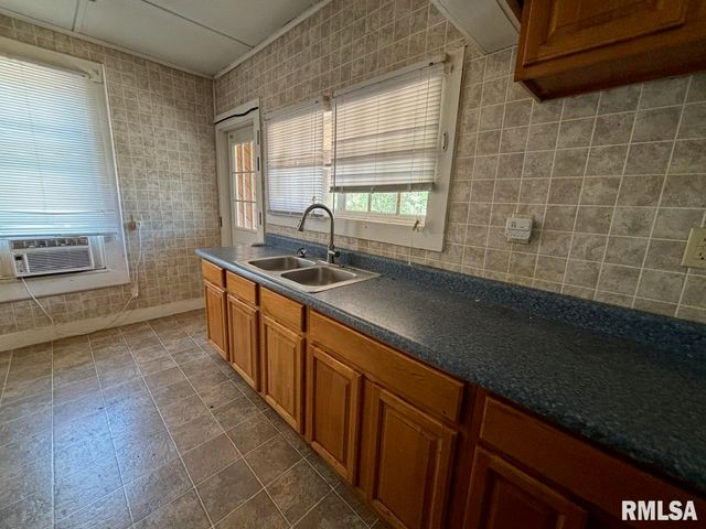 314 E HESTER Street, Carbondale, IL 62901