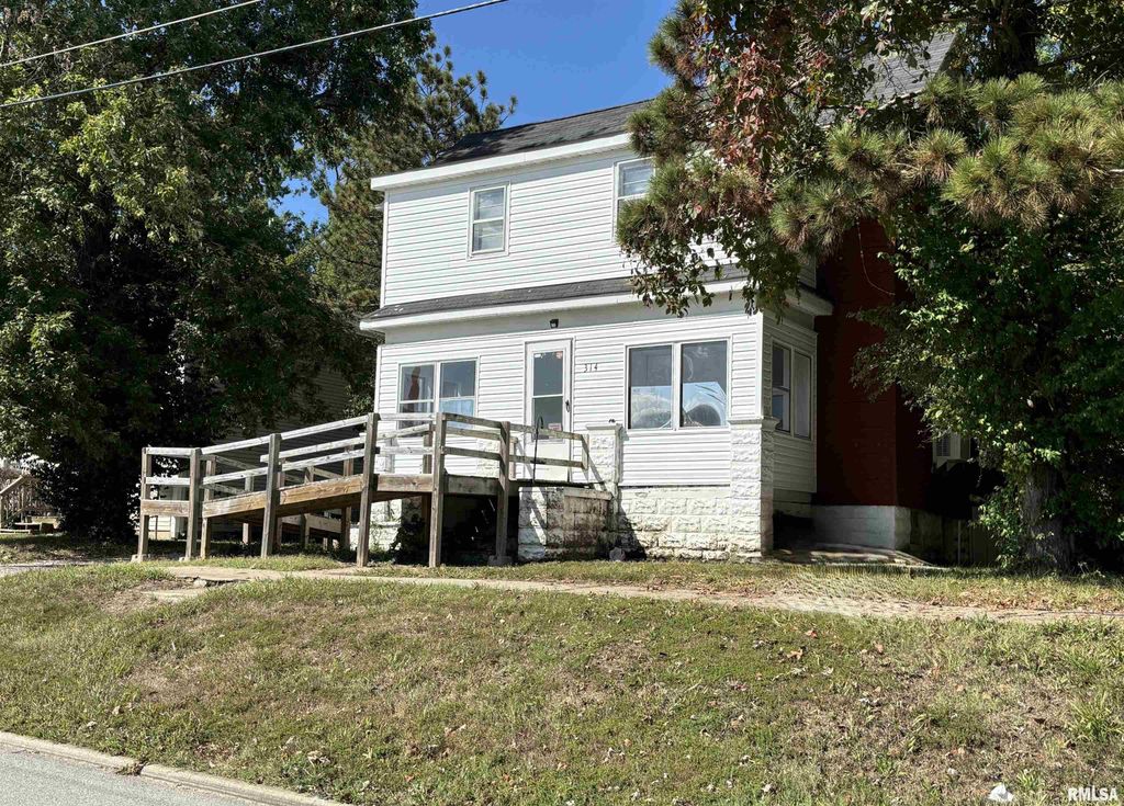 314 E HESTER Street, Carbondale, IL 62901