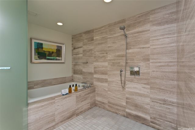 383 Kalaimoku Street 1915, Honolulu, HI 96815